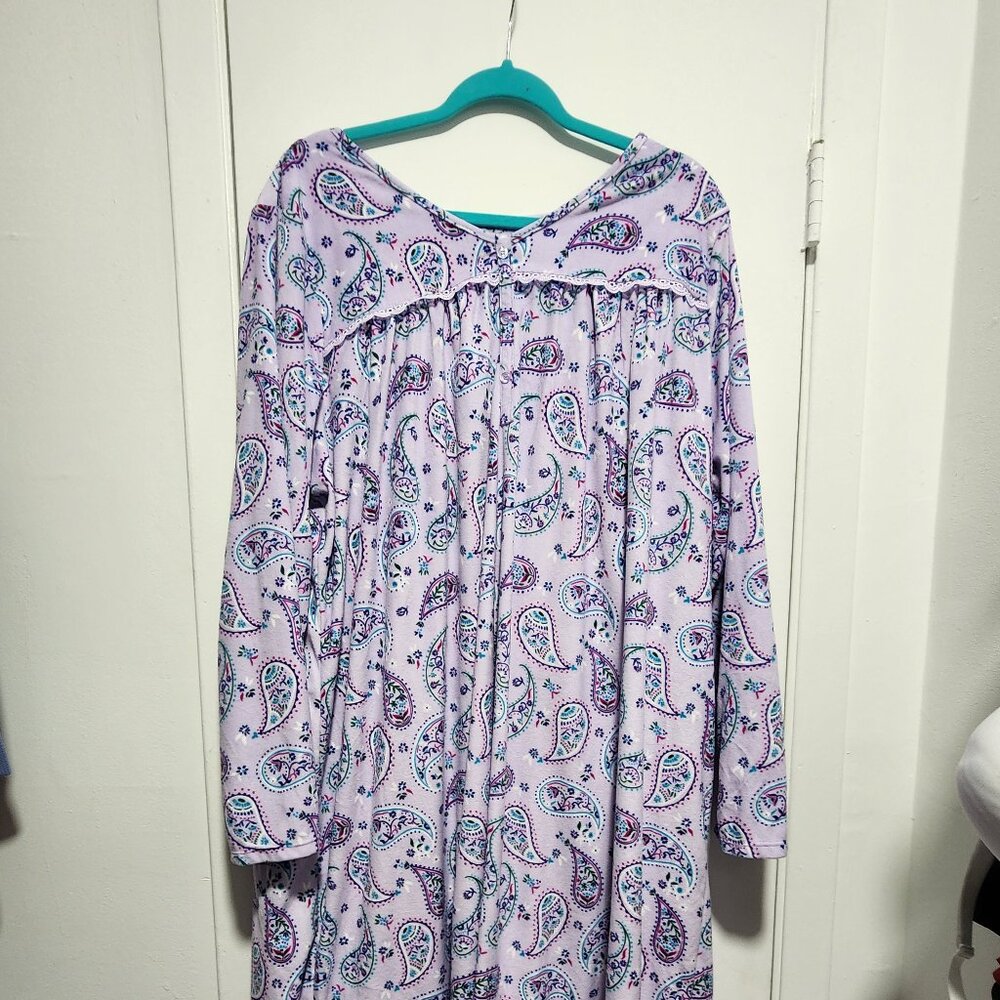 Size 2x Paisley Print Lavender Nightgown. Like New Condition! NWOT Super soft